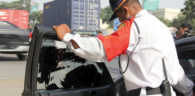 کراچی، گاڑیوں کے کالے شیشے پر گرینڈ آپریشن کل سے ہوگا