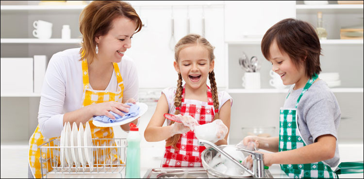 اپنے بچوں کو کامیاب دیکھنا چاہتے ہیں تو ان سے گھر کے کام کروائیں