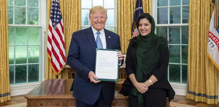 پہلی سعودی خاتون سفیر  نے اسناد سفارت امریکی صدر کو پیش کر دیں