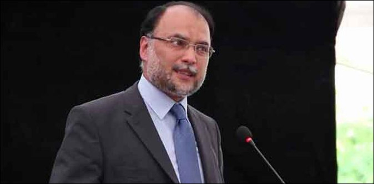 عمران خان پاکستان کے ہیرو نہیں ولن ہیں، احسن اقبال