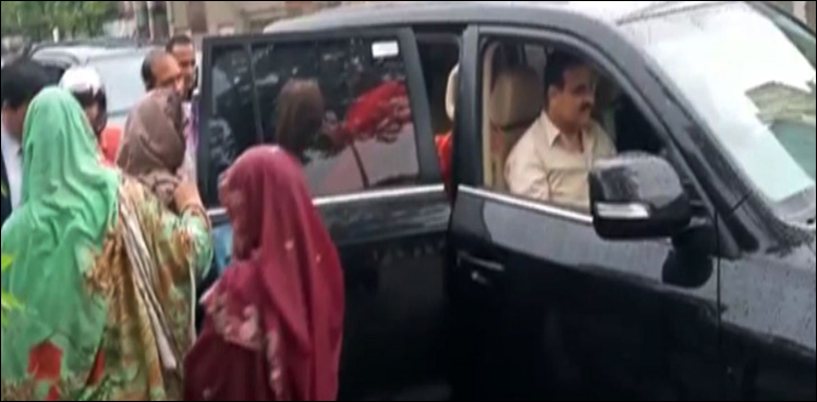 لاہور میں شدید بارش، وزیر اعلیٰ کی پانی میں پھنسی خواتین کی مدد، ویڈیو وائرل