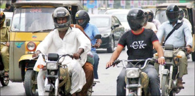 ہیلمٹ کے بغیر شارع فیصل  پر سفر کی اجازت نہیں ،  ڈی آئی جی ٹریفک