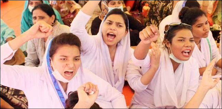 کراچی، نرسوں کا احتجاج، وزیراعلیٰ ہاؤس جانے پر پولیس کا لاٹھی چارج