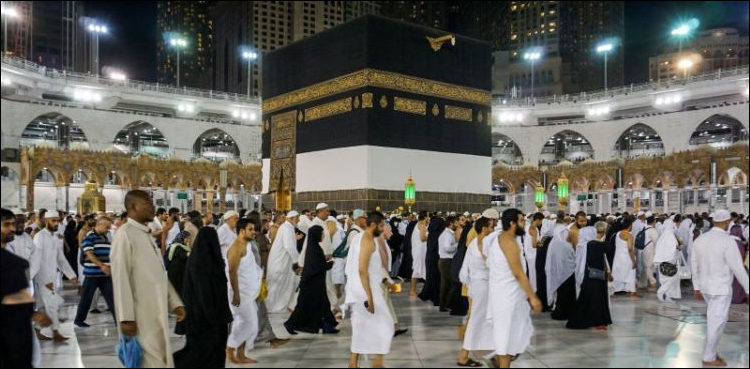 حج کا آغاز: احرام باندھ کر پچیس لاکھ عازمین منیٰ پہنچنا شروع