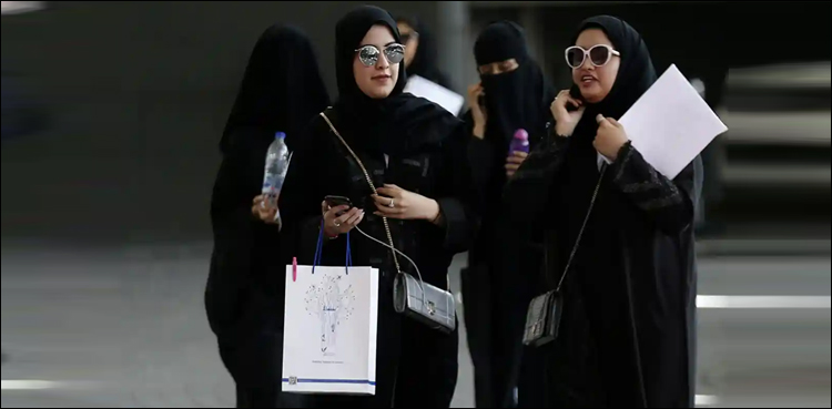 سعودی خواتین نئی آزادیوں سے بہرہ مند ہورہی ہیں، برطانوی اخبار