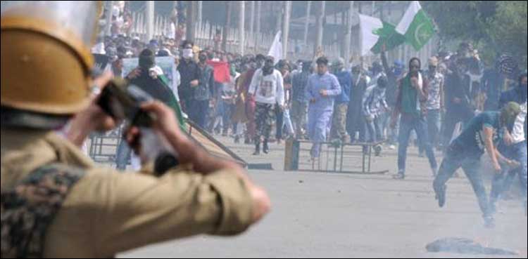 ہزاروں کشمیری بھارتی فوج کا بد ترین لاک ڈاؤن توڑ کر سڑکوں پر آ گئے
