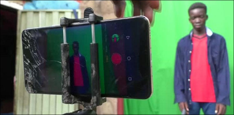 ٹوٹے ہوئے اسمارٹ فون سے سائنس فکشن فلم تیار
