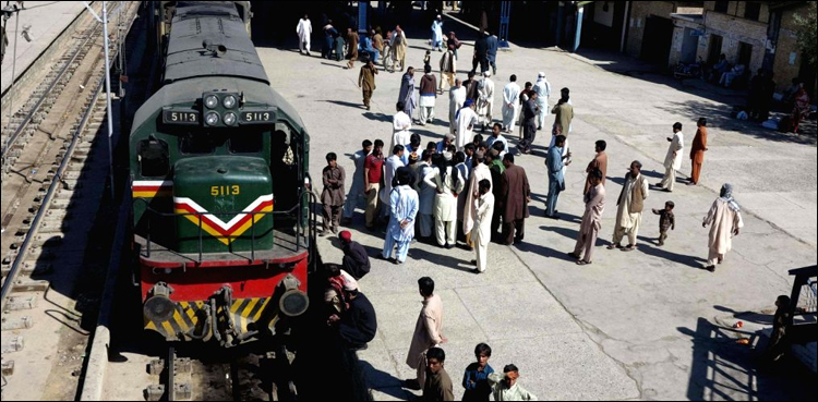 کراچی کینٹ اسٹیشن پر ٹرینوں کی روانگی کا شیڈول بری طرح متاثر، مسافر اذیت کا شکار