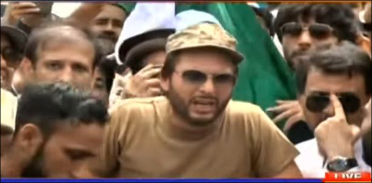 کشمیریوں سےاظہار یکجہتی، شاہد آفریدی نے  فوج کیپ اورخاکی رنگ کی شرٹ پہن لی