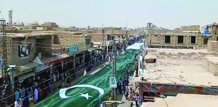 لنڈی کوتل میں دنیا کے سب سے بڑے اور طویل قومی پرچم کی رونمائی