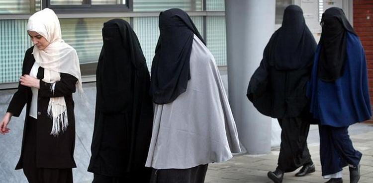ہالینڈ میں برقعے پر پابندی کا متنازع قانون جبراً نافذ کردیا گیا