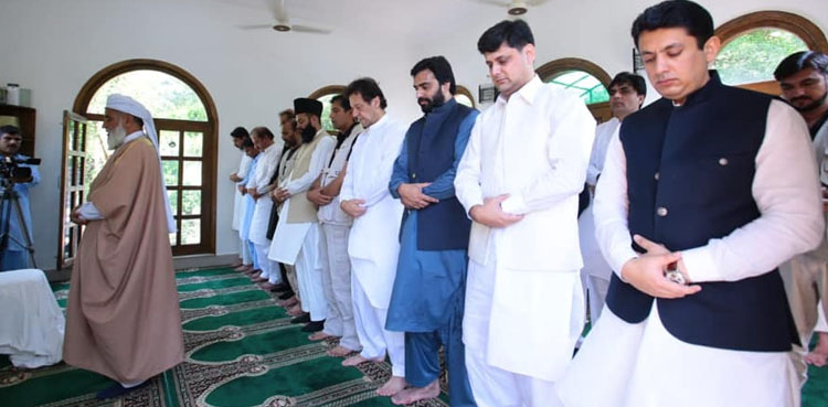 وزیراعظم عمران خان نے نماز عید بنی گالہ میں ادا کی