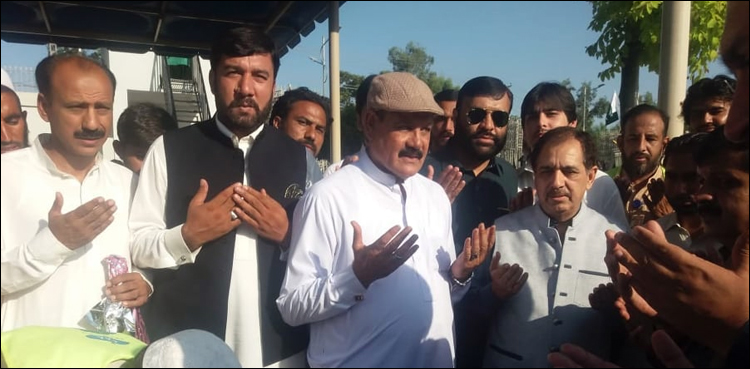 پشاورایئرپورٹ : اسپیکر کے پی اسمبلی نے پودا لگا کر وزیراعظم کی کلین اینڈ گرین مہم کا افتتاح کردیا