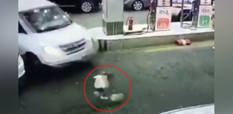 سعودی عرب: پیٹرول پمپ پر حادثہ، ننھی بچی معجزانہ طور پر محفوظ، ویڈیو وائرل