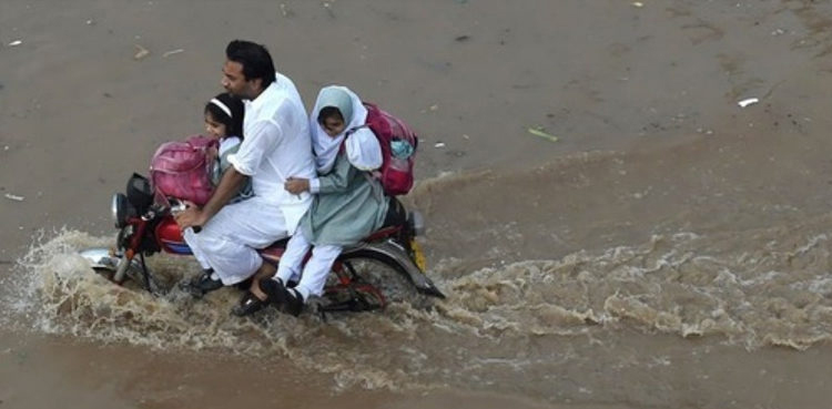 کراچی: بارش کے پیش نظر آج نجی اسکولز بند رہیں گے