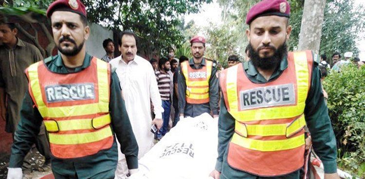 نارووال، ڈمپر اسکول رکشے پر الٹ گیا، رکشہ ڈرائیورسمیت 8 بچے جاں بحق