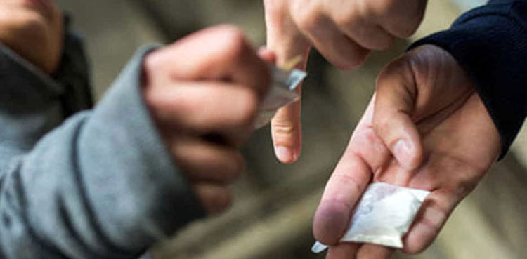 پشاور: تعلیمی اداروں میں منشیات سپلائی کرنے والے گروہ کا رکن چھ کلو ہیروئن سمیت گرفتار