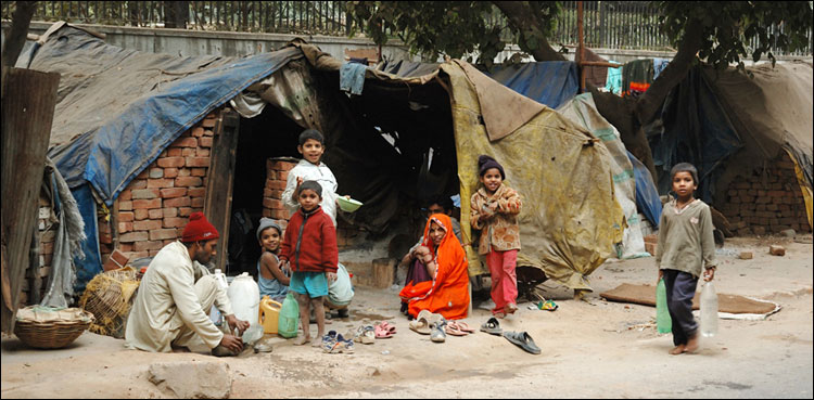 غربت کے خاتمے کا عالمی دن: غریبوں کی نصف تعداد بھارت سمیت صرف 5 ممالک میں موجود