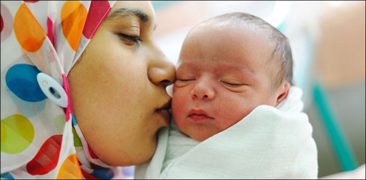 کیا عورت بچے کے کان میں اذان دے سکتی ہے؟ شرعی مسئلہ جانیے