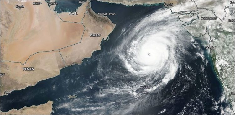 کیار طوفان کراچی سے720 کلومیٹر فاصلے پر، سمندر کا پانی گھروں میں داخل