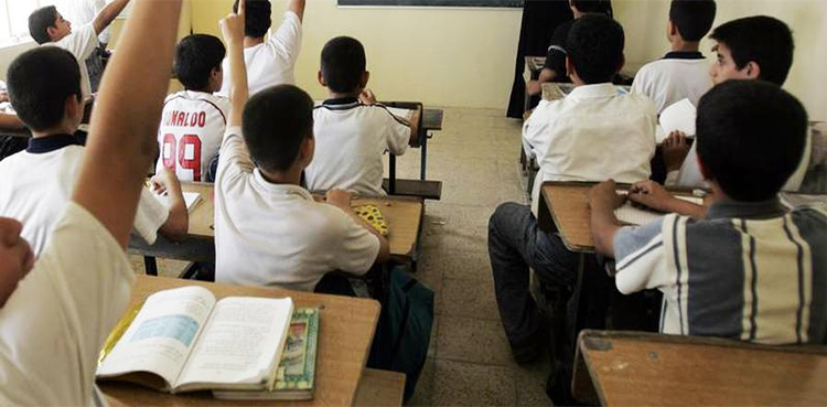 بچے کو کلاس سے کیوں نکالا؟ ٹیچر کو دھمکانے والا شخص مشکل میں پھنس گیا