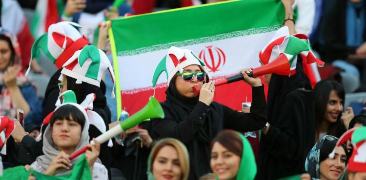 چالیس سال بعد ایرانی خواتین میچ دیکھنے فٹبال اسٹیڈیم پہنچ گئیں