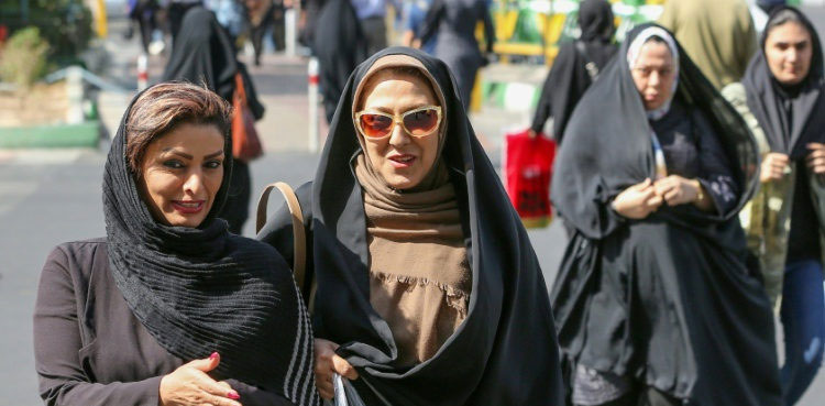 فیفا کی تنبیہ، 40 سال بعد ایرانی خواتین کو اسٹیڈیم میں میچ دیکھنے کی اجازت مل گئی