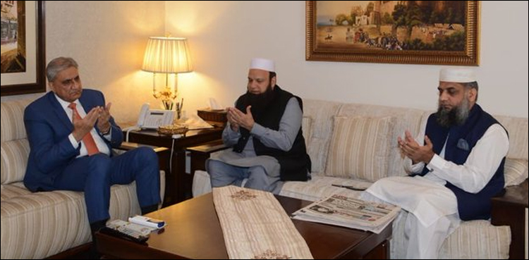 آرمی چیف کی سانحہ تیزگام میں جاں بحق ہونے والے افراد کے لیے فاتحہ خوانی