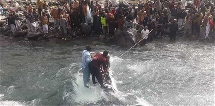 دیر بالا: گاڑی دریائے پنجکوڑہ میں جا گری، 6 افراد جاں بحق