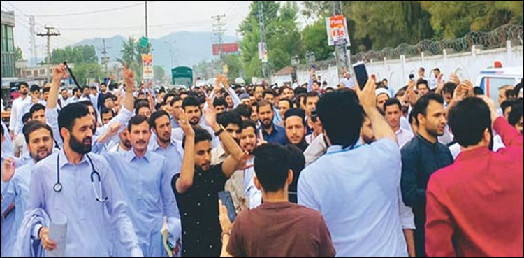 کے پی کے محکمہ صحت کا ہڑتالی ڈاکٹرز کے خلاف کارروائی کا عندیہ