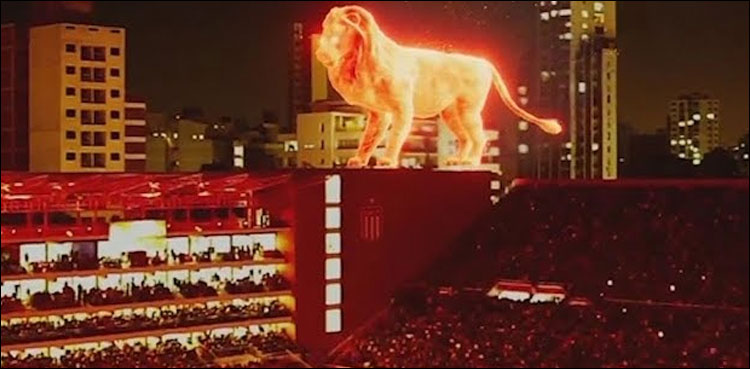 شعلوں سے گھرے شیر نے اسٹیڈیم میں لوگوں کی سانسیں روک دیں