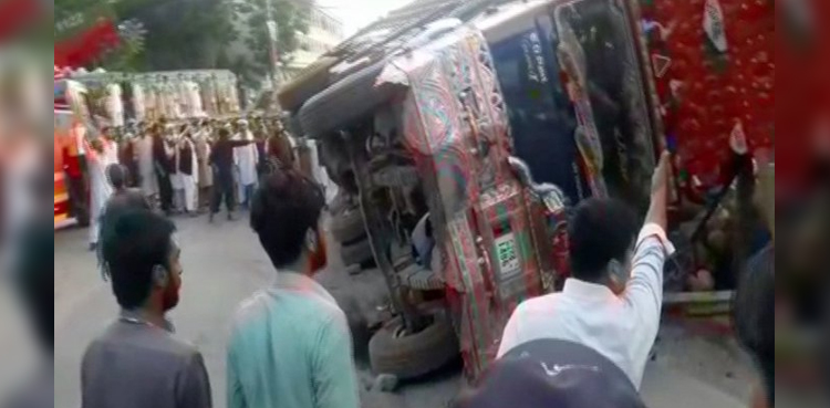 ڈی آئی خان : بس اور ٹریلر میں تصادم، 8 افراد جاں بحق، وزیراعظم کا اظہار افسوس