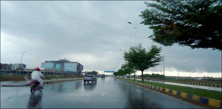 لاہور میں ہلکی بارش، اسموگ میں کمی