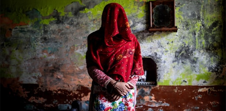 لاشوں  کے ساتھ رہنے والی خاتون پکڑی گئی