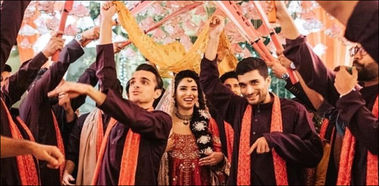 کرکٹ پہلے شادی بعد میں! زینب عباس کی اپنی بارات میں‌ منفرد انٹری، ویڈیو دیکھیں