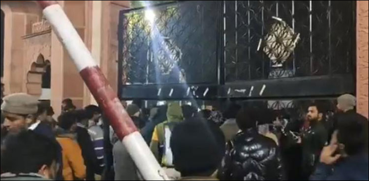 علی گڑھ یونیورسٹی میں بھی پولیس اور طلبا آمنے سامنے، طلبا کے خلاف لاٹھی چارج