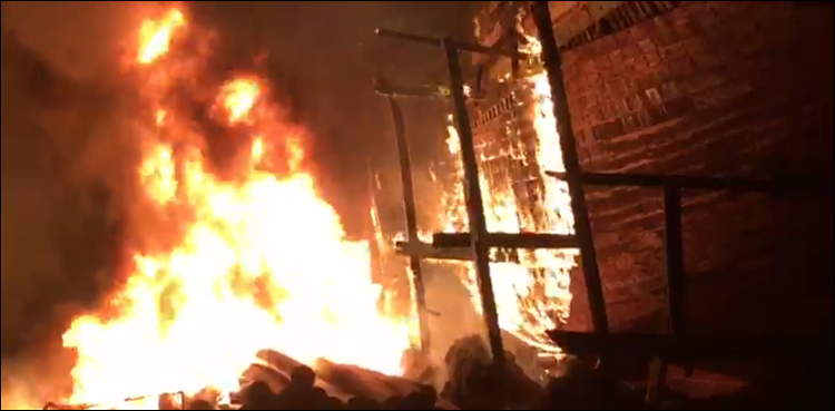 کراچی فش ہاربر پر ہوٹل میں خوف ناک آتش زدگی، 9 لانچیں جل گئیں