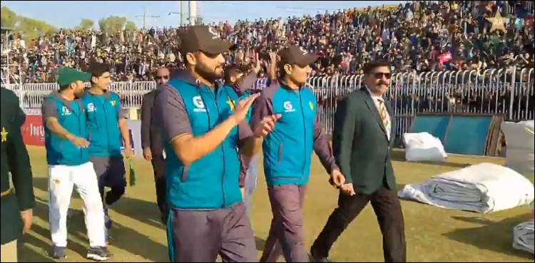 قومی کرکٹ ٹیم راولپنڈی سے کراچی پہنچ گئی، سخت سیکورٹی میں ہوٹل منتقل