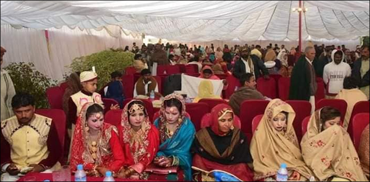 گورنر پنجاب نے دلھنوں کو قرآن پاک اور انگوٹھی کا تحفہ دے دیا