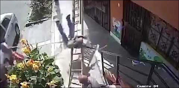 فٹ پاتھ پر سیڑھی لگانا پینٹر کو مہنگا پڑ گیا