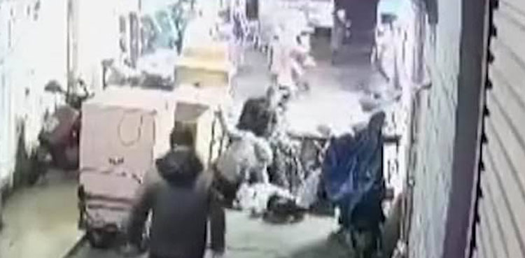 ایسی سڑک جو پیدل چلتے افراد کو نگل گئی