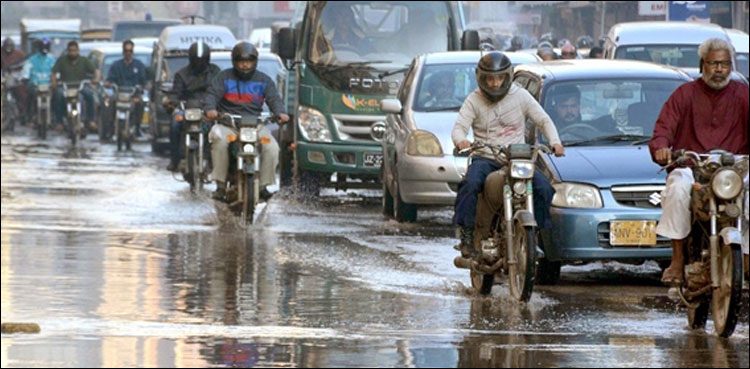 کراچی کے کئی علاقوں میں سیوریج کا پانی جمع، سڑکیں تالاب بن گئیں