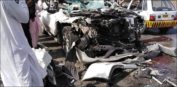 کنڈیارو میں کھڑی کار کو بس کی ٹکر، 5 افراد جاں بحق، 10 سے زائد زخمی