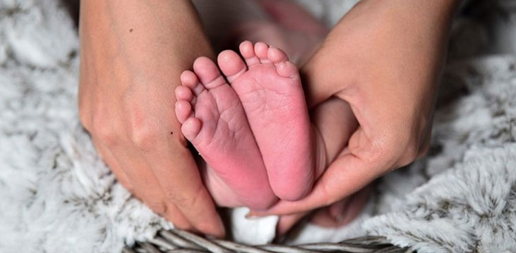 آپریشن کا بل نہ دینے پر ڈاکٹرز نے نومولود کو گروی رکھ لیا