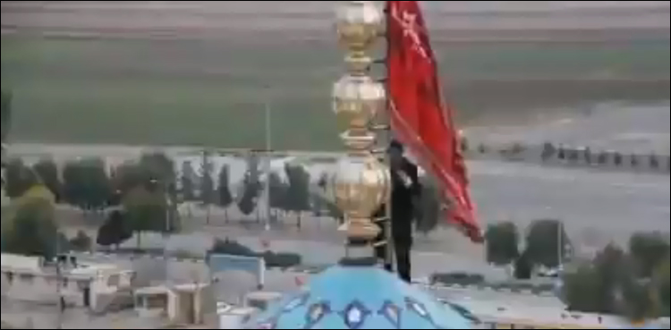 ایران نے مسجد کے گنبد پر سرخ جھنڈا لہرا دیا، امریکا ایران جنگ خطرہ بڑھ گیا