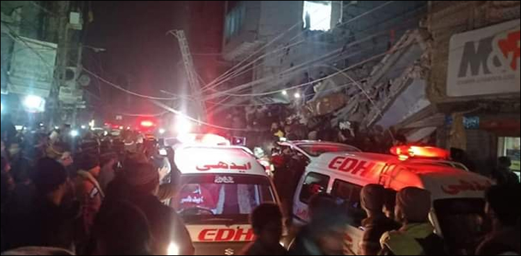 سکھر: زمین بوس عمارت کے ملبے سے مزید 2 لاشیں نکال لی گئیں، تعداد 8 ہو گئی
