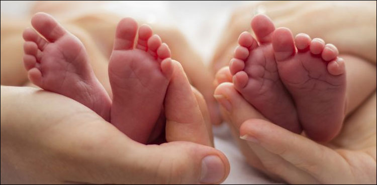 مختلف دہائیوں میں پیدا ہونے والے جڑواں بہن بھائی