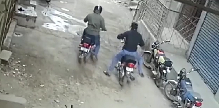 کون سی اٹھائیں کون سی چھوڑیں، کراچی میں دوران واردات موٹر سائیکل لفٹر پریشان