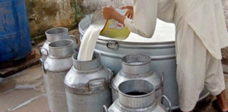 دودھ فی لیٹر قیمت 155 روپے کرنے کا مطالبہ