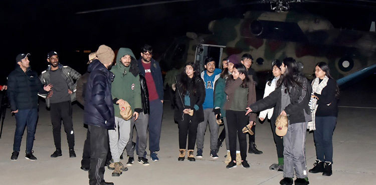 پاک فوج نے شدید برفباری میں پھنسے 22 طلبہ کو ریسکیو کرلیا